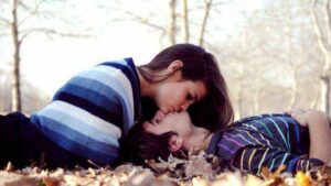 Mơ thấy hôn nhau đánh con gì? Là điềm gì?