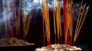 Mơ thấy thắp hương đánh con gì? Là điềm gì?