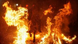 Nằm mơ thấy lửa đánh con gì? Điềm lành hay dữ?